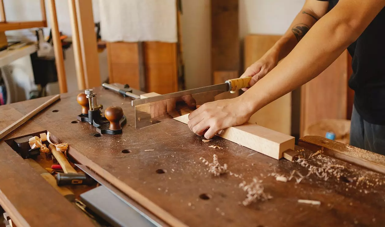 carpintero cortando Seguro de responsabilidad civil para carpinteros