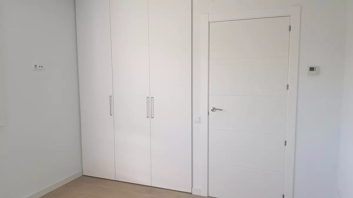 puerta y armarios empotrados blancos Armarios empotrados Burgos