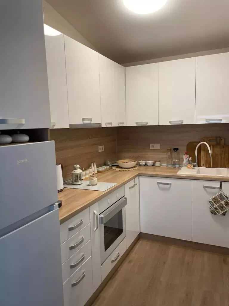 cocina apartamento madera y blanco